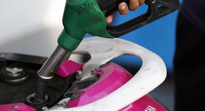 España libera reservas de petróleo para frenar la subida de precios por la crisis en el estrecho de Ormuz