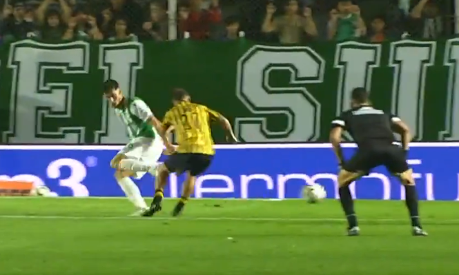 El momento del polémico penal que le cometieron a un uruguayo en Banfield vs Aldosivi