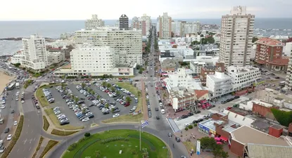 destacan a montevideo y punta del este para la compra de ranchos y casonas
