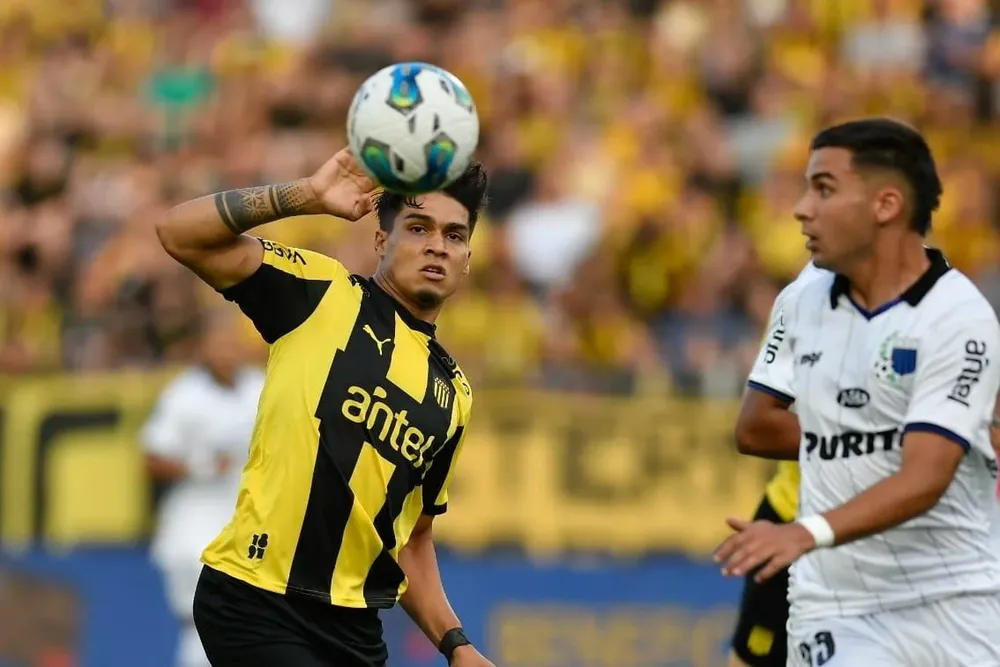 Arezo en la final del Uruguayo que ganó Liverpool