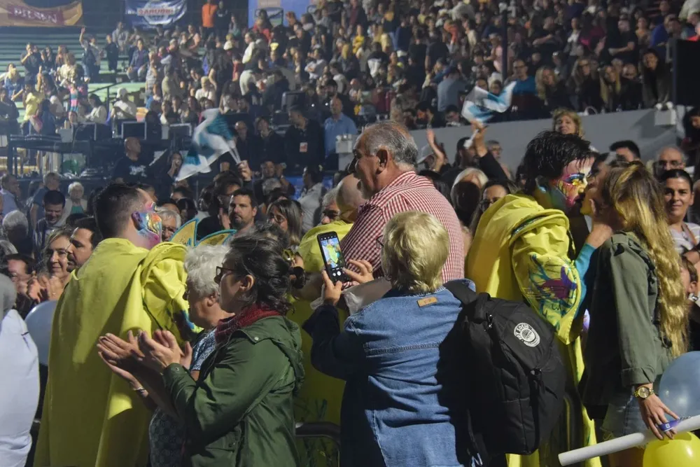 Integrantes de la murga La Cayetana, tras actuar en el Teatro de Verano.