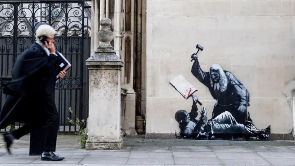El mural de Banksy en los muros del Tribunal Supremo de Londres.