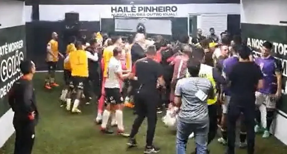 Fossati en medio de los líos