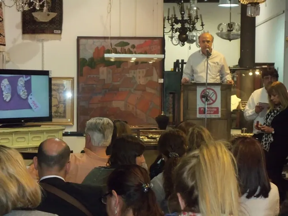 Héctor Bavastro rematando una de las joyas