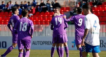 Todos abrazan al número 14 que es Federico Valverde