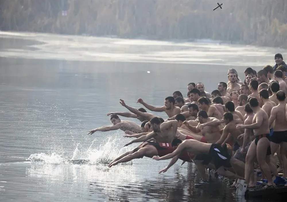 Bulgaria- Jóvenes búlgaros se lanzan a las gélidas aguas de un río para cumplir con la tradición de rescatar la cruz