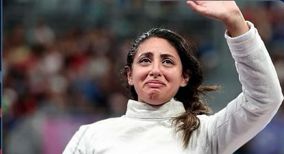 Nada Hafez saluda al público en su despedida de esgrima en los Juegos Olímpicos París 2024