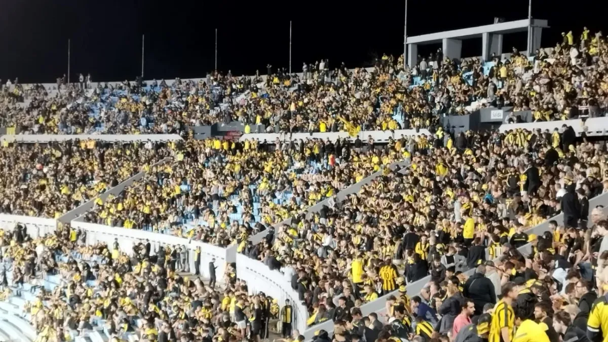 La barra de Peñarol se fue a los 10 minutos del partido con Rampla y se llevaron las banderas