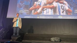 El embajador argentino en España, Roberto Bosch, en el preestreno de Muchachos. La película de la gente, en el Palacio de la Prensa de Madrid.
