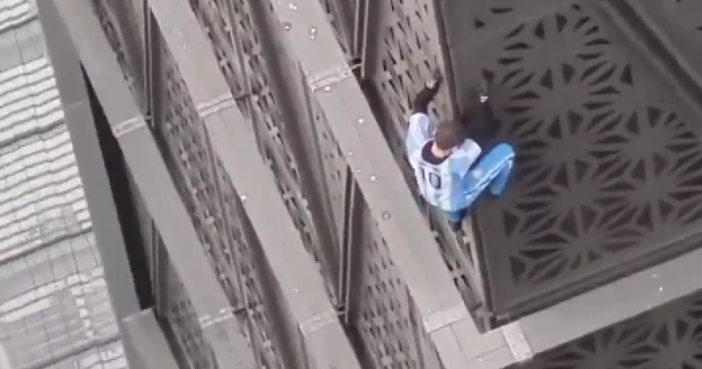 A lo Hombre Araña en Puerto Madero: un polaco trepó un edificio de treinta pisos y lo detuvieron