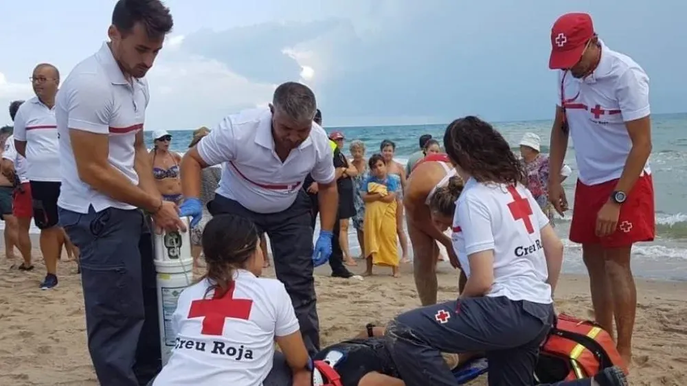 Un equipo de socorro asiste a una persona ahogada