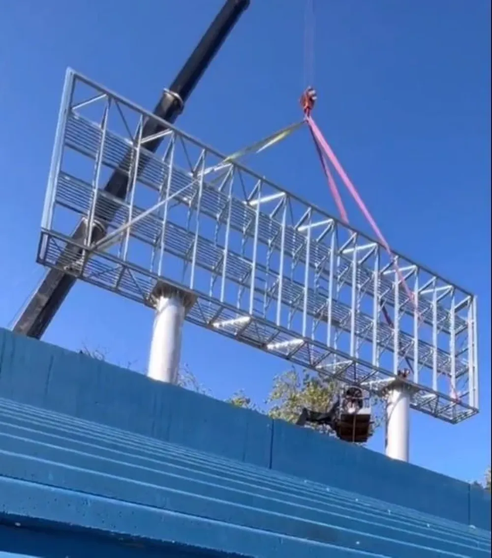 La estructura para la pantalla gigante del Gran Parque Central