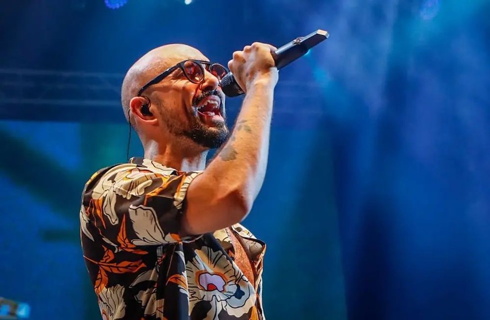 El cantante argentino Abel Pintos cantó en Madrid, y podría estar junto al Papa León XIV.