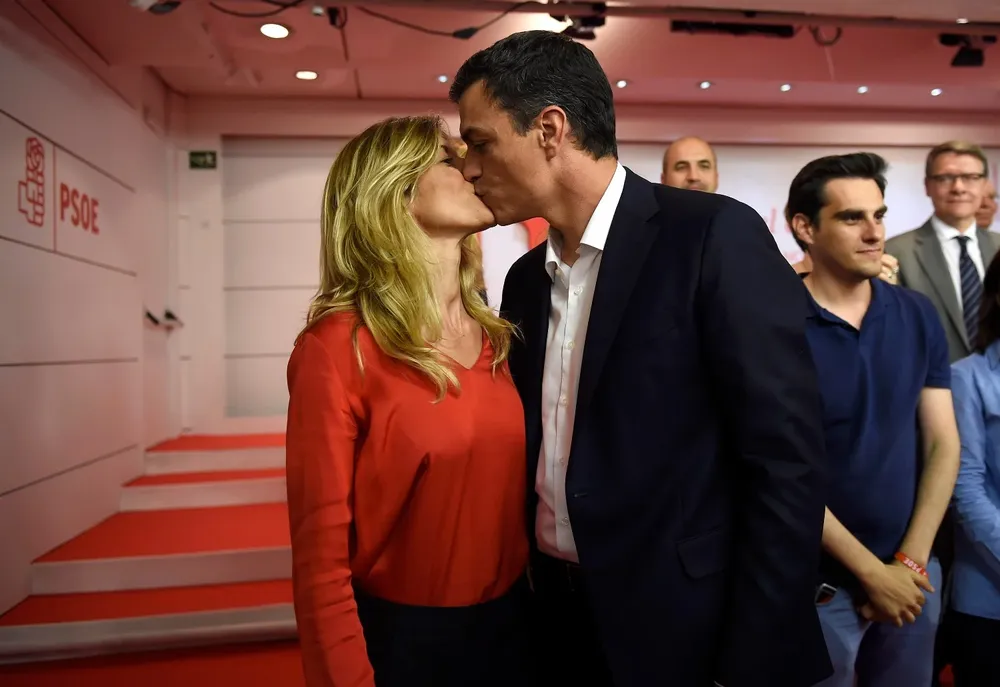 El presidente de España, Pedro Sánchez, y su esposa Begoña Gómez.