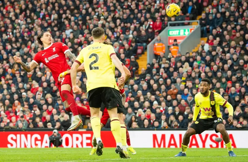 El cabezazo goleador de Darwin Núñez