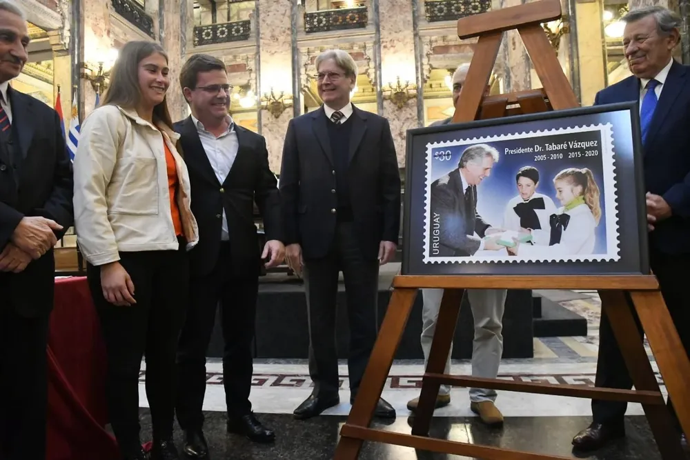 El sello lleva la imagen de Vázquez entregando las primeras ceibalitas a niños de Cardal.