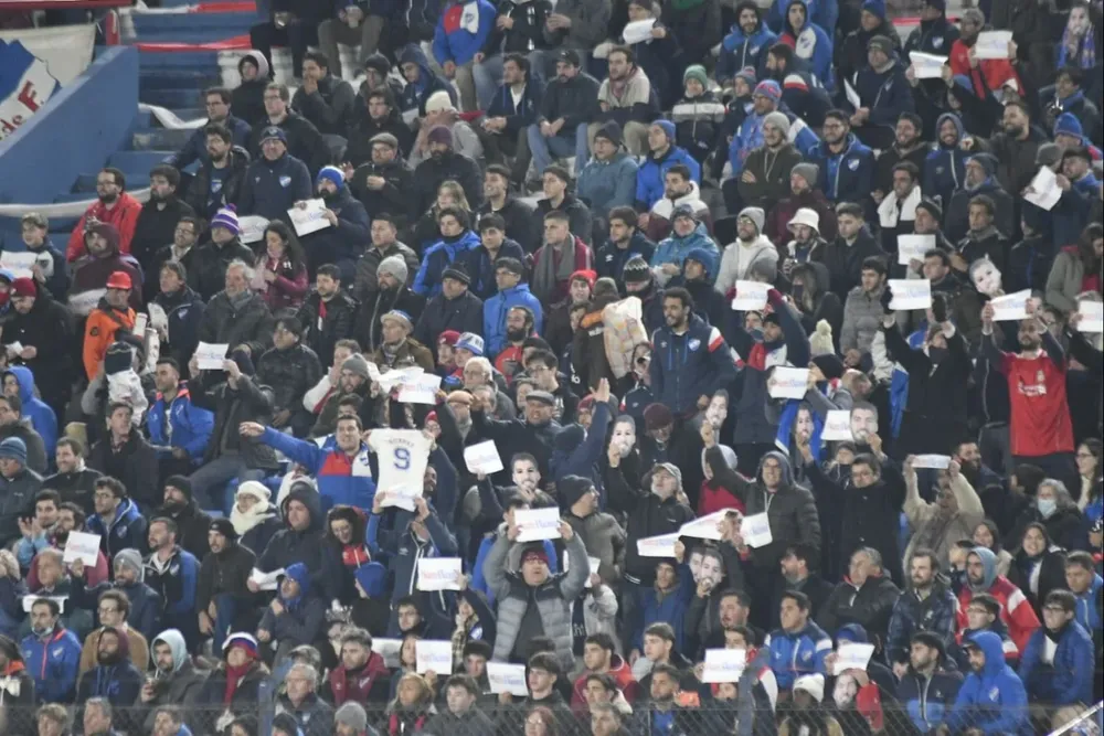 Minuto 9: el Parque de pie, los carteles de #SuarezANacional, movida conmovedora