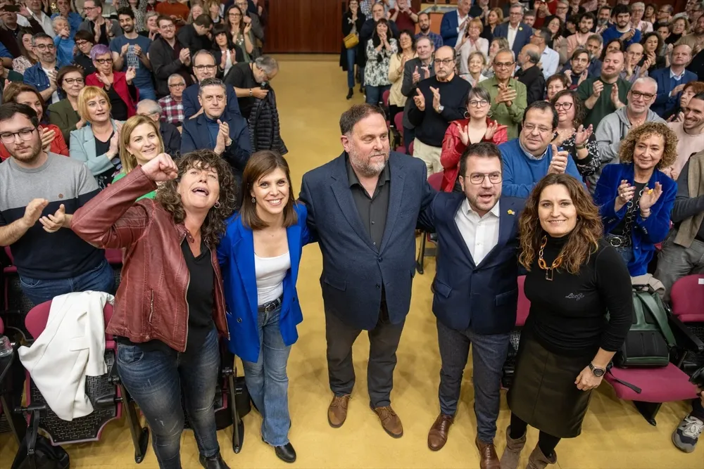 (I-D) La portavoz adjunta de Esquerra Republicana (ERC), Teresa Jordà, la secretaria general adjunta de ERC y portavoz del partido, Marta Vilalta, el presidente de Esquerra Republicana (ERC), Oriol Junqueras, el presidente de la Generalitat de Catalunya, Pere Aragonès, y la consellera de la Presidencia del Govern de la Generalitat de Catalunya, Laura Vilagrà