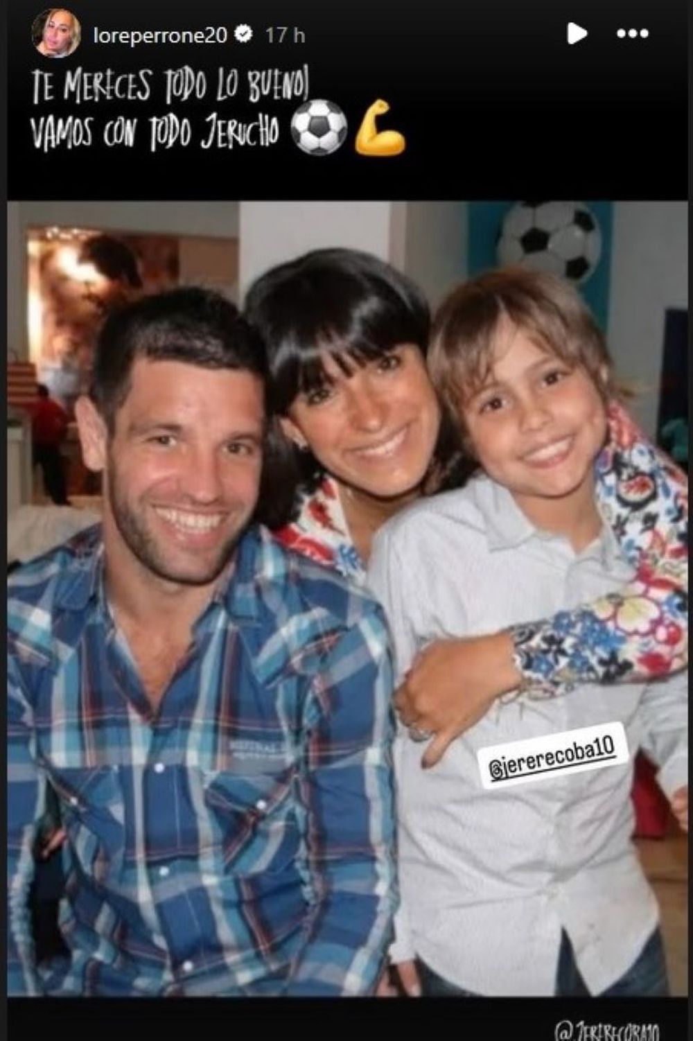 La foto tiene unos años y aparece Antonio Pacheco, ídolo de Peñarol, junto a Jeremía Recoba cuando aún era un niño