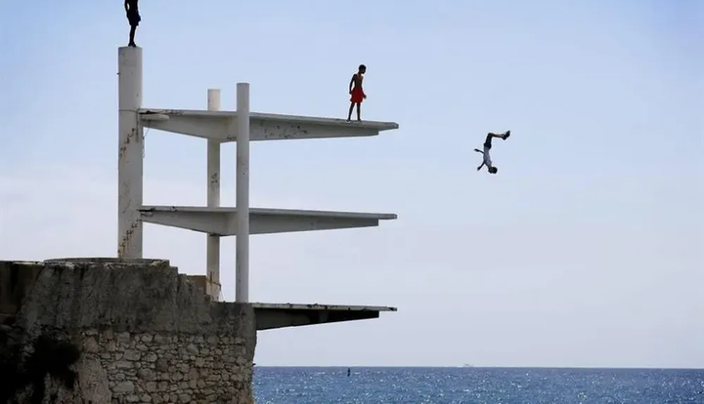 Francia. Personas se bañan en el Mediterráneo en una jornada calurosa, en Niza