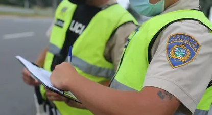 un motociclista murio tras impactar contra una alcantarilla