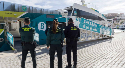 Operativo policial en el yate donde ocurrió la agresión.