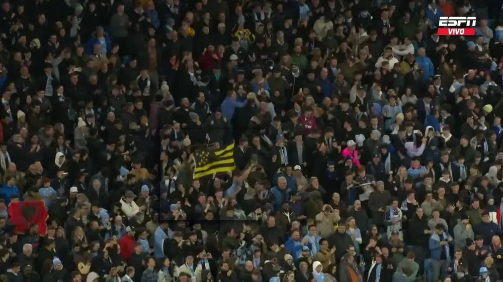 La bandera de Peñarol en el Emirates