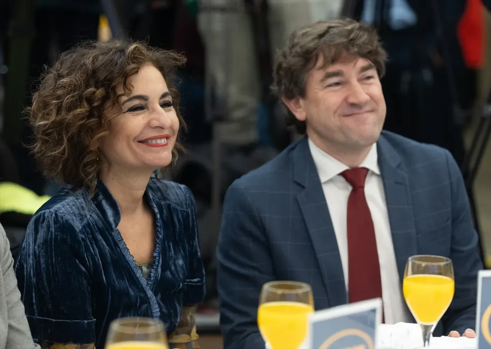 La vicepresidenta cuarta y ministra de Hacienda y Función pública, Maria Jesús Montero y el secretario general del PSE-EE, Eneko Andueza, durante a un desayuno informativo de Nueva Economía Fórum.