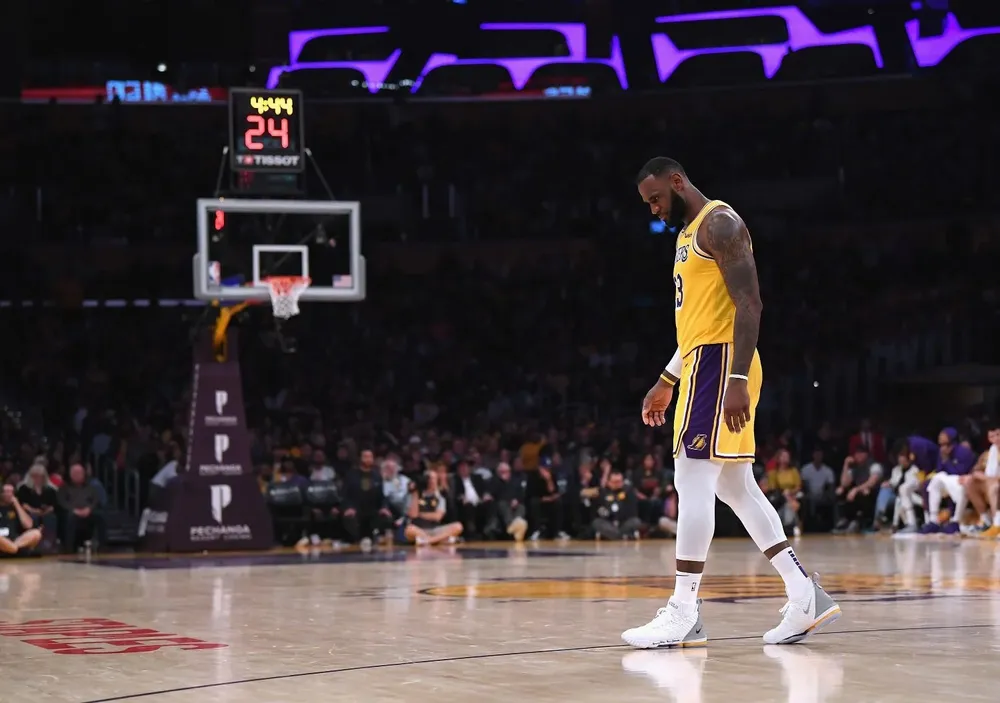 LeBron mira el piso en el Staples Center