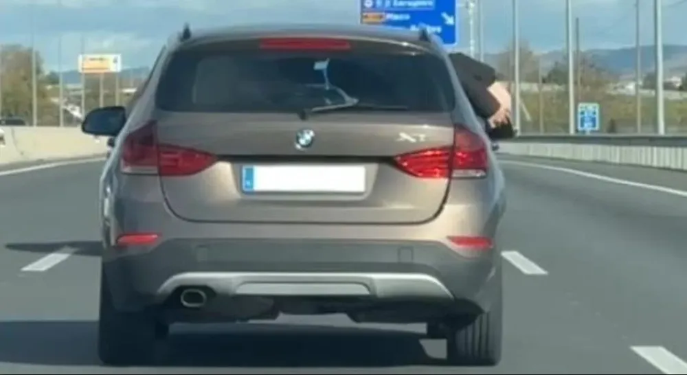 Denunciado por sacar las nalgas por la ventanilla