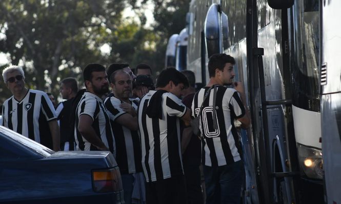 Botafogo investiga un posible disparo de arma de fuego de hinchas de Peñarol contra el ómnibus de la delegación previo al partido por Copa Libertadores