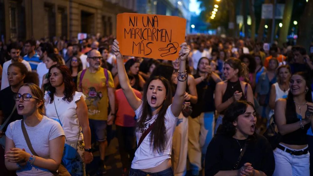 Miles de personas durante la manifestación tras el desahucio de Maricarmen.