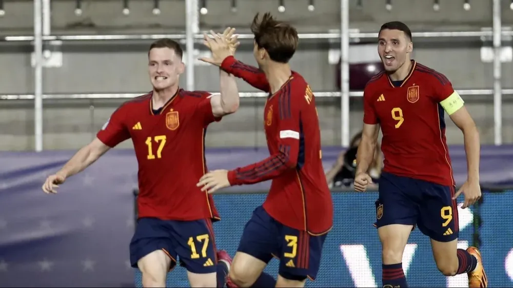 España celebra la victoria ante Suiza.