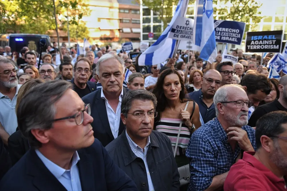 Una multitud se concentró en apoyo a Israel, frente a la sede su embajada en Madrid.