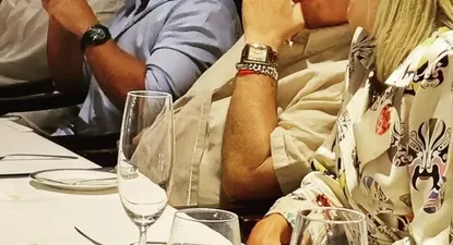 Beatriz Argimón le habla al oído a Sergio Puglia que está sentado al lado de Lacalle Pou