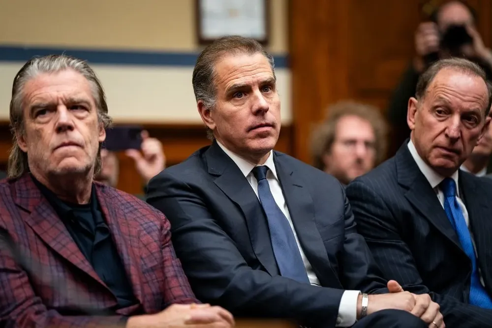 Hunter Biden (centro), con sus abogados Kevin Morris (izq.) y Abbe Lowell (der.) en la sesión de una comisión de la Cámara de Representantes.