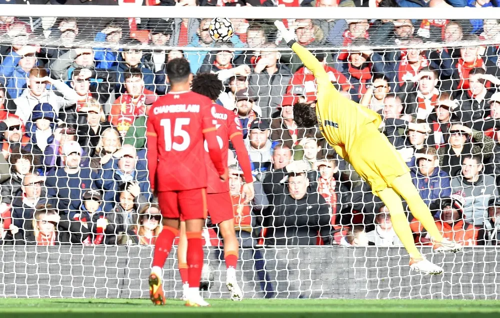 Alisson sufrió horrores los córners