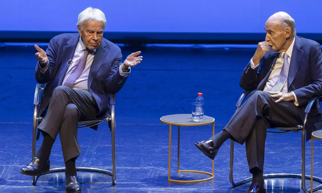Felipe González, junto al abogado y padre de la Constitución, Miquel Roca, durante el acto celebrado en Palma para conmemorar el 40 aniversario de la adhesión de España a la UE.