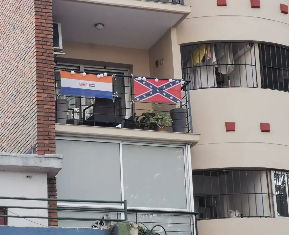 Banderas racistas cuelgan de un balcón en el barrio Pocitos, e Inteligencia policial investiga tras denuncia