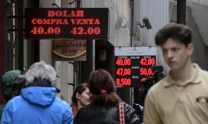 Argentina estrena sistema de bandas con fuerte suba del dólar que ronda los $ 42 argentinos