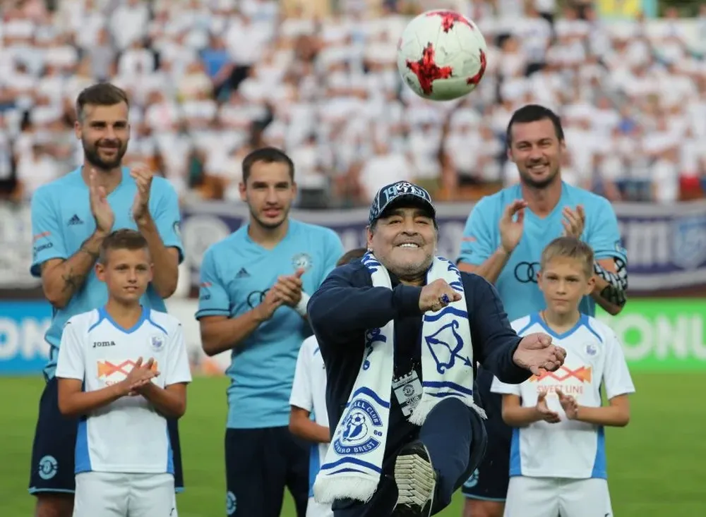 Maradona dio el puntapié inicial pero su equipo perdió