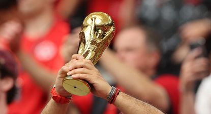 Un hincha con la copa en el Mundial 2026