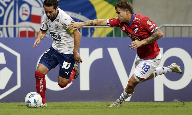 Everton Ribeiro de Bahia ante Jeremía Recoba de Nacional por Copa Libertadores