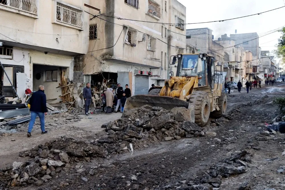 Una excavadora remueve escombros en Tulkarem donde en la noche del sábado 18 la aviación israelí realizó ataques.