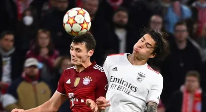 Darwin Núñez forcejeando con Benjamin Pavard
