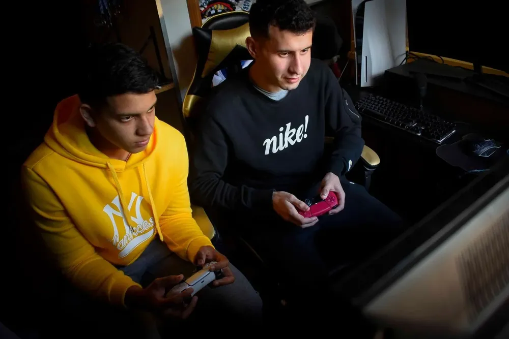 Rey y Wilkins jugando FIFA 22