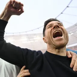 Xabi Alonso celebró el primer título de Bayer Leverkusen en la Bundesliga Xabi Alonso celebró el primer título de Bayer Leverkusen en la Bundesliga