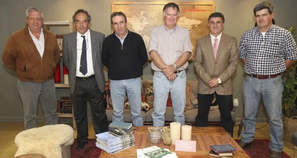 Representantes de las cabañas, de los escritorios y del banco en la Expo Prado