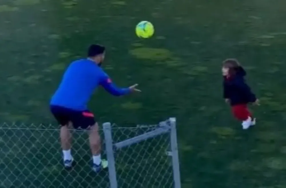 Luis Suárez jugando con su hijo menor, Lautaro