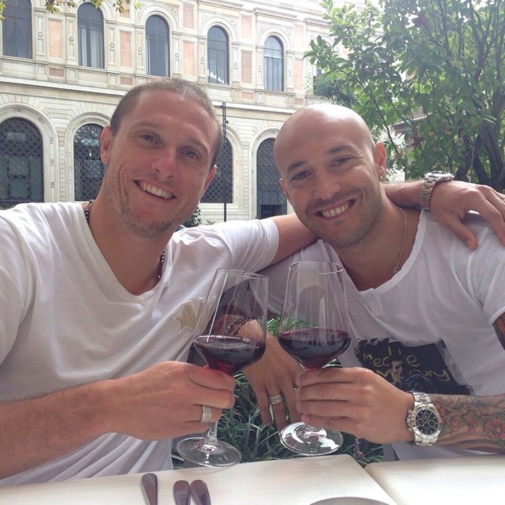 Una amistad que tiene más de 30 años: Diego Pérez, el Ruso Pérez, junto a Javier Chevantón; se enfrentaron en los partidos Defensor Sporting ante Danubio, y jugaron juntos en la selección de Uruguay y en Monaco 